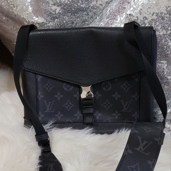 LOUIS VUITTON ECLIPSE OUTDOOR FLAP MESSENGER - Picture 1 of 11